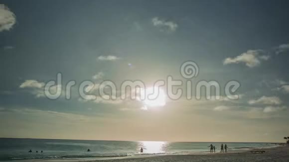 阿鲁巴岛鹰滩上令人惊叹的日落加勒比日落时分视频的预览图