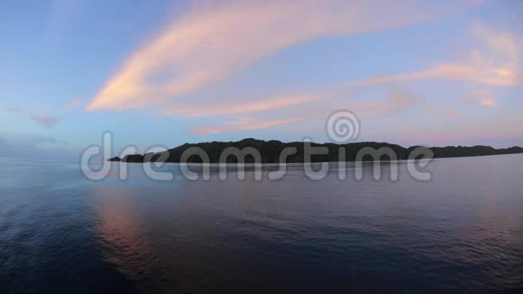 帕劳热带泻湖上空彩云视频的预览图
