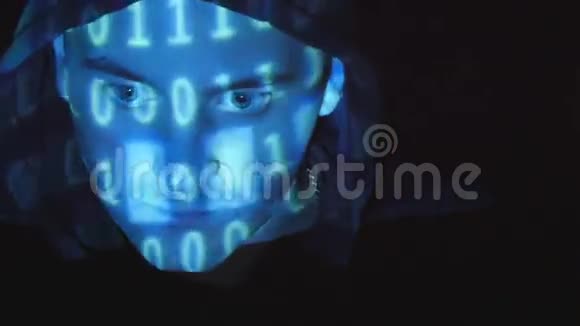 用二进制码投影特写黑客男性面孔在愤怒的敌对者身上投射的源代码视频的预览图