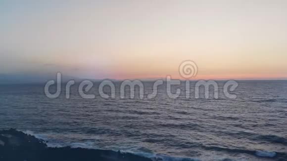 傍晚在日落背景下的蓝色大海视频的预览图