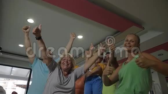 在健身房里竖起大拇指的兴奋的运动家庭视频的预览图
