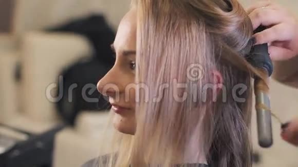 在美容院化妆师化妆理发师发型模特视频的预览图