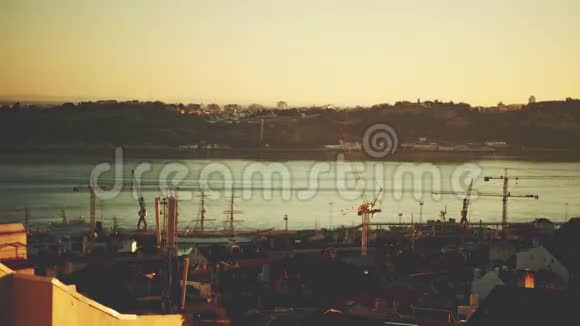 从里斯本海港的高空落下的时间视频的预览图