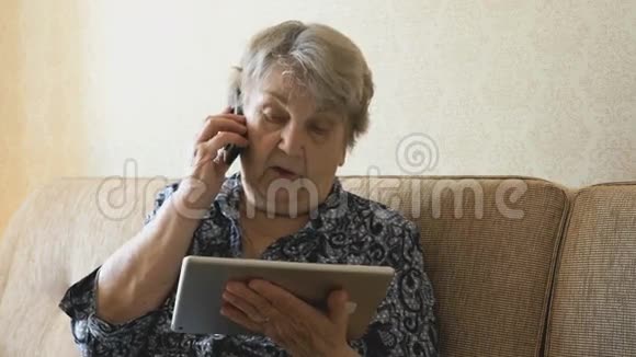 在手机上说话的老妇人视频的预览图
