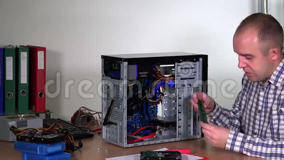 专业计算机维修人员升级计算机硬件视频的预览图