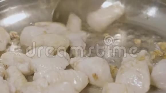 鸡胸肉与蘑菇在奶油酱锅上的桌面视图在煎锅里的麦哈尼视频的预览图