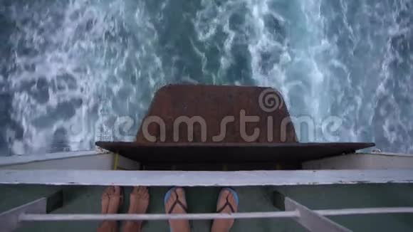 两只脚在船上海浪在大型游轮后面视频的预览图