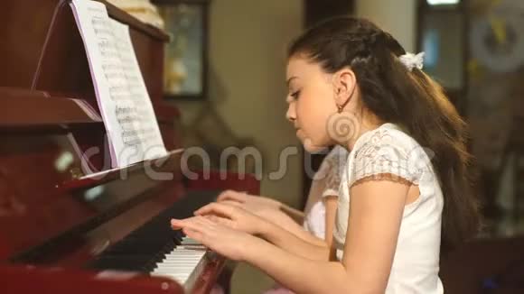 美丽的小女孩一起弹钢琴视频的预览图