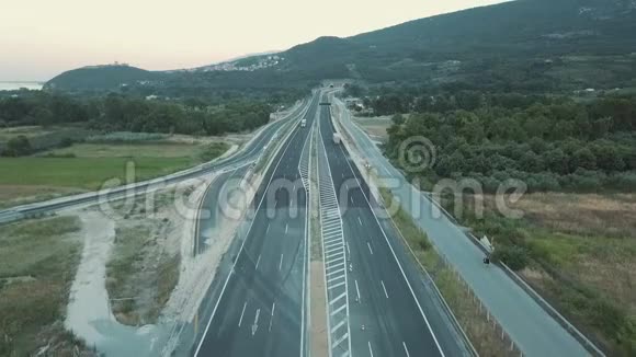 空中射击从上面看希腊公路上的汽车视频的预览图