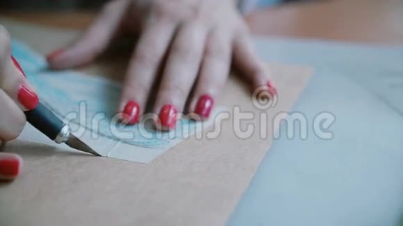 女人用小刀或手术刀用模具切割皮革点击未来的鞋子向左转4K视频的预览图