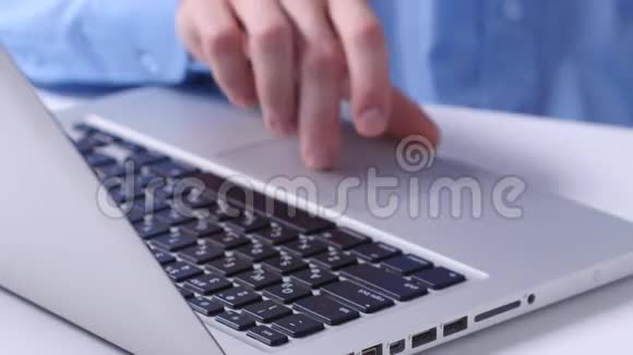 在进行网上银行转账时男人的手拿着信用卡同时在笔记本电脑中输入数据关门视频的预览图
