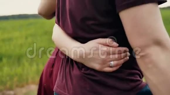 女人和男人紧紧拥抱在一起在大自然中行走的情侣慢莫稳定射击视频的预览图