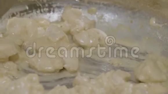 鸡胸肉与蘑菇在奶油酱锅上的桌面视图在煎锅里的麦哈尼视频的预览图