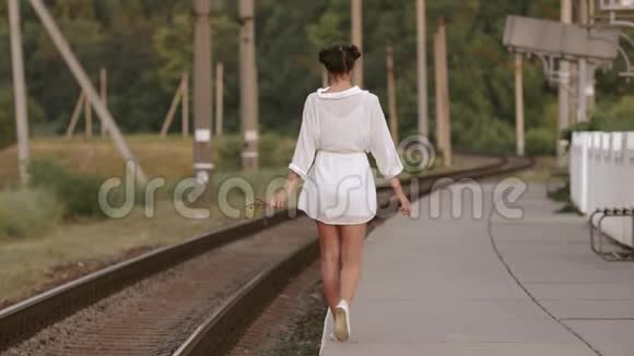 火车站的年轻女子视频的预览图