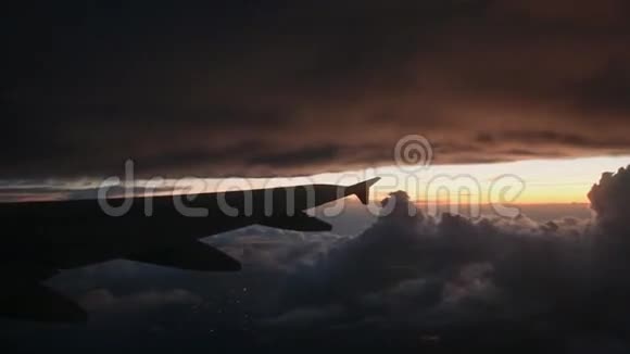 飞机飞入厚厚的深灰色云层从飞机窗口俯瞰夜景视频的预览图
