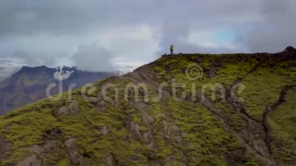冰岛山顶上的游客视频的预览图