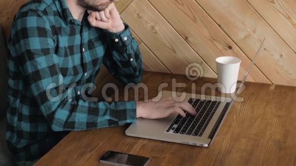 年轻人在酒吧里拿着笔记本电脑喝着一杯卡布奇诺现代咖啡馆视频的预览图