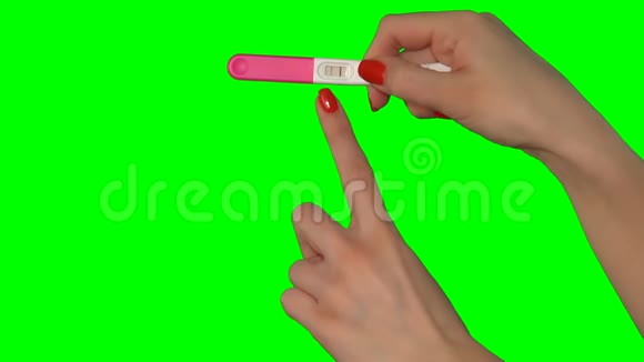 双手握住两条红色条纹显示妊娠试验阳性视频的预览图