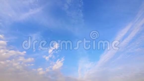 日落时白云在蓝天上移动蓝天背景有白云4K版时移云视频的预览图
