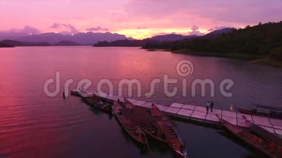 生动的紫色湖泊日落视频的预览图