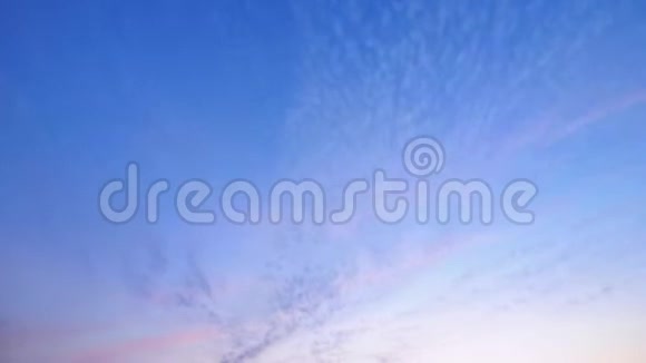 日落时白云在蓝天上移动蓝天背景有白云4K版时移云视频的预览图