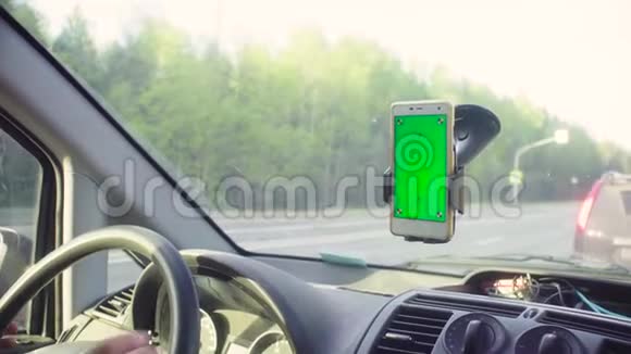有人开着车滚动智能手机视频的预览图