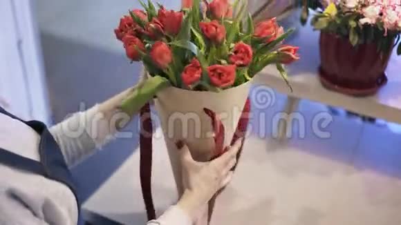 把花店铺上的红花叠起来视频的预览图