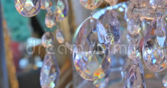豪华水晶的经典吊灯合上一盏豪华吊灯的漂亮水晶糖果店背景视频的预览图