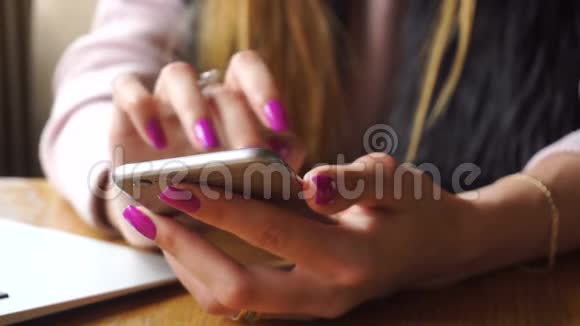 穿紫色指甲上网的女孩视频的预览图