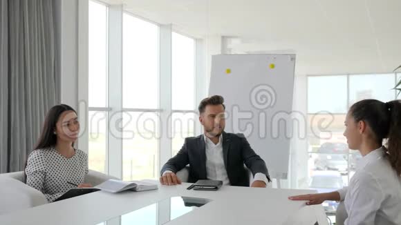 应聘职位面试时在白色宽敞的办公室里进入大公司与秘书和老板对话视频的预览图