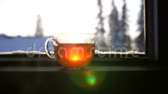冬天寒冷的一天早上喝一杯热茶视频的预览图