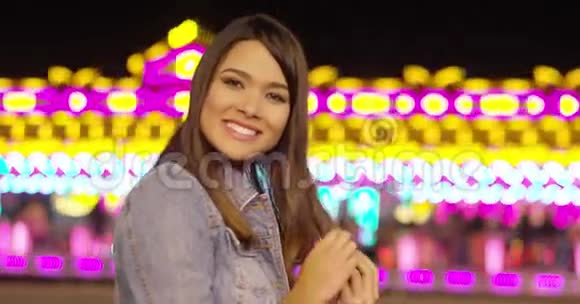 在五颜六色的游乐场里微笑的年轻女子视频的预览图