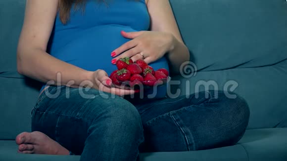 孕妇手拿着草莓和大肚子的玻璃菜视频的预览图