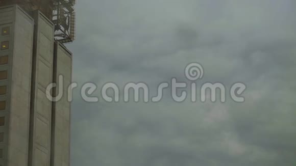 在莫斯科下雨云彩在天空中奔跑视频的预览图