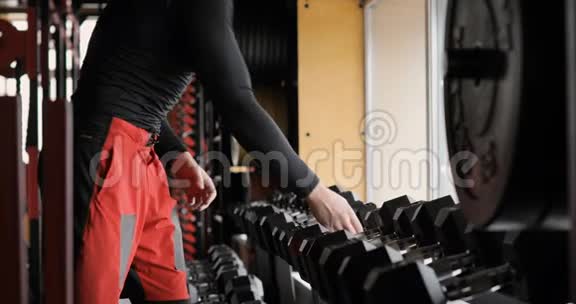男子手臂训练二头肌与哑铃在健身房4k特写视频做体重运动的男性健美运动员视频的预览图
