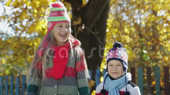 森林公园里快乐的秋天孩子们视频的预览图