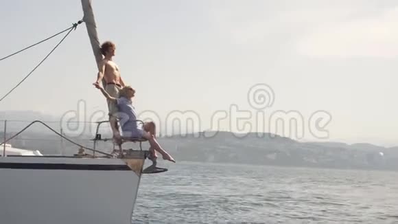 神奇的海景与白色帆船在蓝海视频的预览图