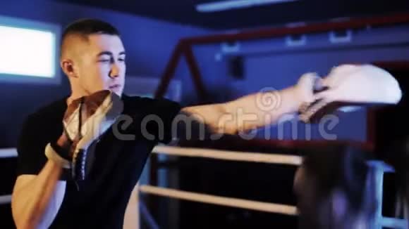 女拳击手与焦点手套视频的预览图