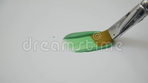 在白纸上用绿色油漆刷合上艺术家的画视频的预览图