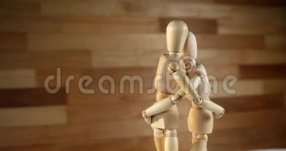 浪漫的情侣雕像互相拥抱视频的预览图