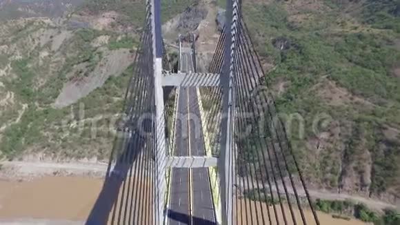 在山脉之间的大桥上的空中飞行视频的预览图