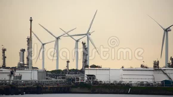 炼油厂筒仓和风力发电视频的预览图