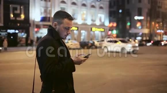 年轻人晚上在城市户外打电话视频的预览图