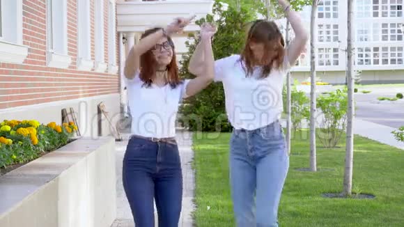 两个年轻的时髦女朋友在户外跳舞视频的预览图