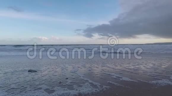慢电影美丽的沙滩和海浪淹没海滩蓝天和云彩视频的预览图