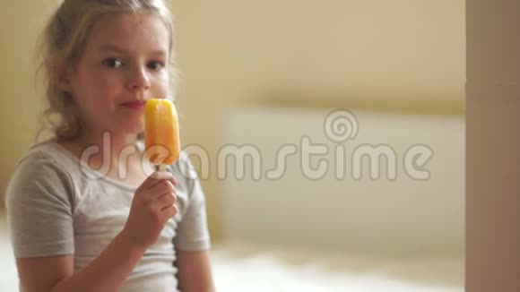 可爱的卷发女孩吃冰淇淋视频的预览图