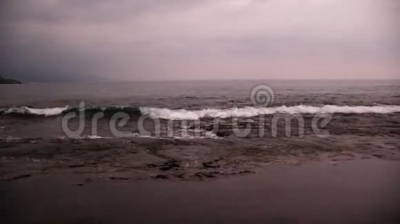 夏威夷科纳日落后的沙滩上视频的预览图