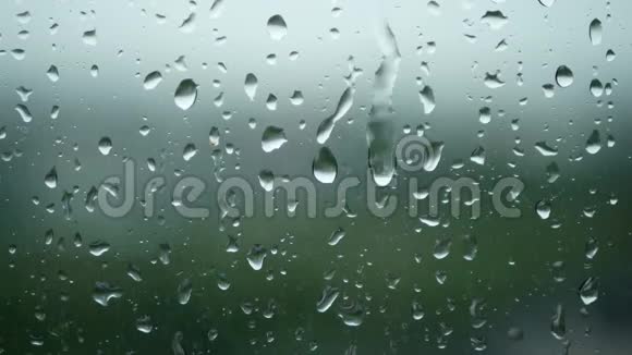4K雨水从窗户表面冒出来下雨天下雨视频的预览图