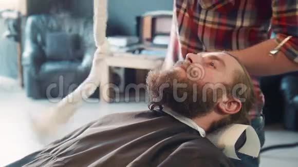 理发师用热毛巾包人的胡子视频的预览图