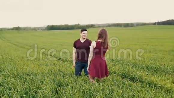 年轻夫妇在森林里穿过丁香花丛大自然中的情人慢莫稳定射击后视视频的预览图